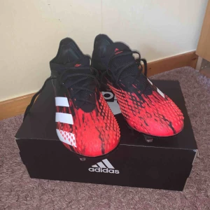  - Nyköpta fotbollsskor model predator. Bra kvalité på skorna tyvärr inte min storlek. Frakt ingår ej