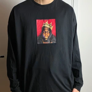 Långärmad T-shirt med The Notorious B.I.G. - Långärmad T-shirt med The Notorious B.I.G. Storlek S men passar också fint på mig som vanligtvis har storlek M✨ frakt ingår ej, kan mötas upp i Sthlm☺️