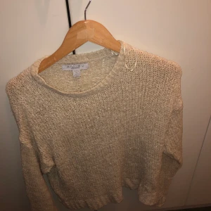 Skotskas tröja, XL - säljer min beiga stickade tröja, den har lite glitter i men sys knappt. Är en XL men passar alla, skulle säga att den är mer som en M. köparen står för frakten💕