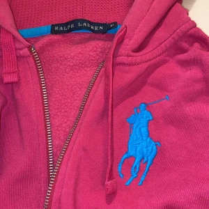 Ralph Lauren zipped hoodie - ***GRATIS FRAKT*** Kan mötas upp i Centrala Göteborg 150kr Strl. XS Det är tags att ta farväl av min fina RL hoodie som inte kommer till användning längre. Fint skick!