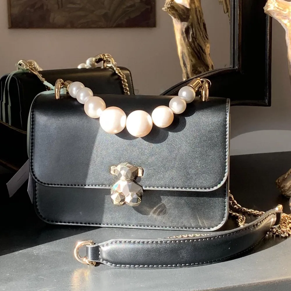 Brand new TOUS bag with tag and authenticity certificate. Never used! In black high quality leather with golden details and pearls strap. Sold out in the online store. . Väskor.