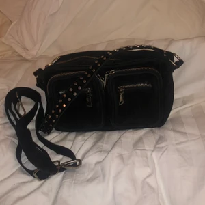 Noella väska - En svart noella väska i fint skick, men använd en del. Frakt tillkommer