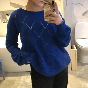 Stickad tröja - Jättefin tröja som köptes i Frankrike men som tyvärr ej kommer till användning! Hittar ingen storlek på tröjan, men jag själv brukar ha S på överdelar 