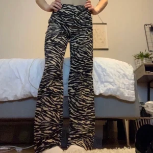 Zebra byxor - Måste sälja dessa byxor eftersom att dom tyvärr inte passade mig:/ köparen står för frakten❤️
