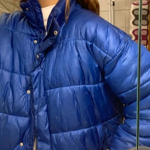 Blå pufferjacka - blå puffer monki jacka i strl L!! är normalt sett xs/s men i liked the fit..... köpt för några år sen, inte blivit använd på länge tyvärr):