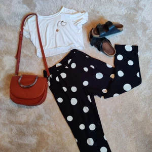 Prickiga byxor - vääärldens coolaste byxor från Monki! skitsnygga passform och väldigt gott skick, trots att de varit mina favoritbyxor länge. de sitter väldigt bra på mig som är 161 cm lång och vanligtvis en 34/36. 