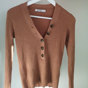 Nakd knitted sweater  - Brun stickad tröja från NAKD. Kolla gärna om du hittar nått annat på min sida! 2 för 150, frakt inkluderat. 