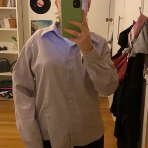 Lila skjorta💜 - Säljer denna skjortan i fin lila färg. Köpt second hand men väldigt bra skick. Står att det är storlek XL men den passar som en S. Köparen står för frakten❤️ hör av er vid frågor eller om ni vill ha fler bilder. Pris kan diskuteras