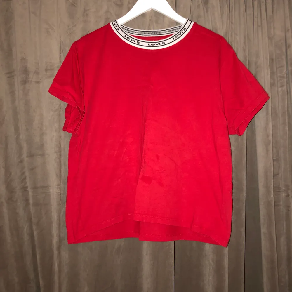 Röd Levis T-shirt köpt på design only! Fin andvändt en gång typ så gott som ny! Köpte för 400 säljer för 250!. T-shirts.