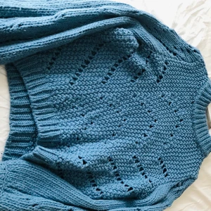 Blå tröja  - Skön blå stickad tröja! Jättefin passform på! 