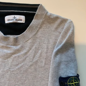 Stone Island  - Stone Island Junior sweatshirt. Storlek 14/170 så passformen är S för tjejer. Den är äkta och köpt på Nk. Köparen står för frakten:)