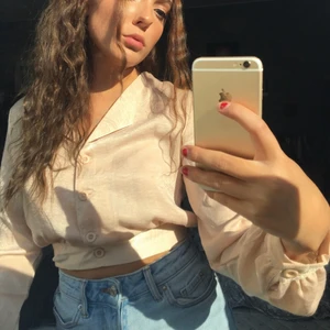 satin skjorta 34 - kort Satin skjorta med knappar 😍 Super fin och sitter snyggt på. Från prettylittlethings 