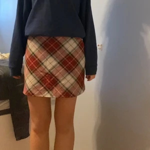 Rutig minikjol - Superfin rutig minikjol från HM i storlek S. Endast använd en gång så den är i superfint skick! Frakt tillkommer ✨