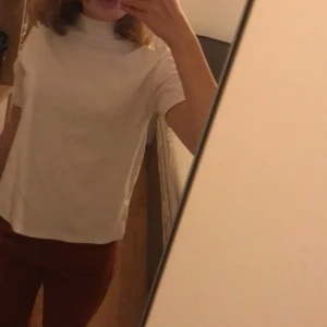 Vit turtle neck  - En super fin turtle neck som tyvär inte har kommit till användning.                                                        Köpt på Zara.                                                            Strl: S 