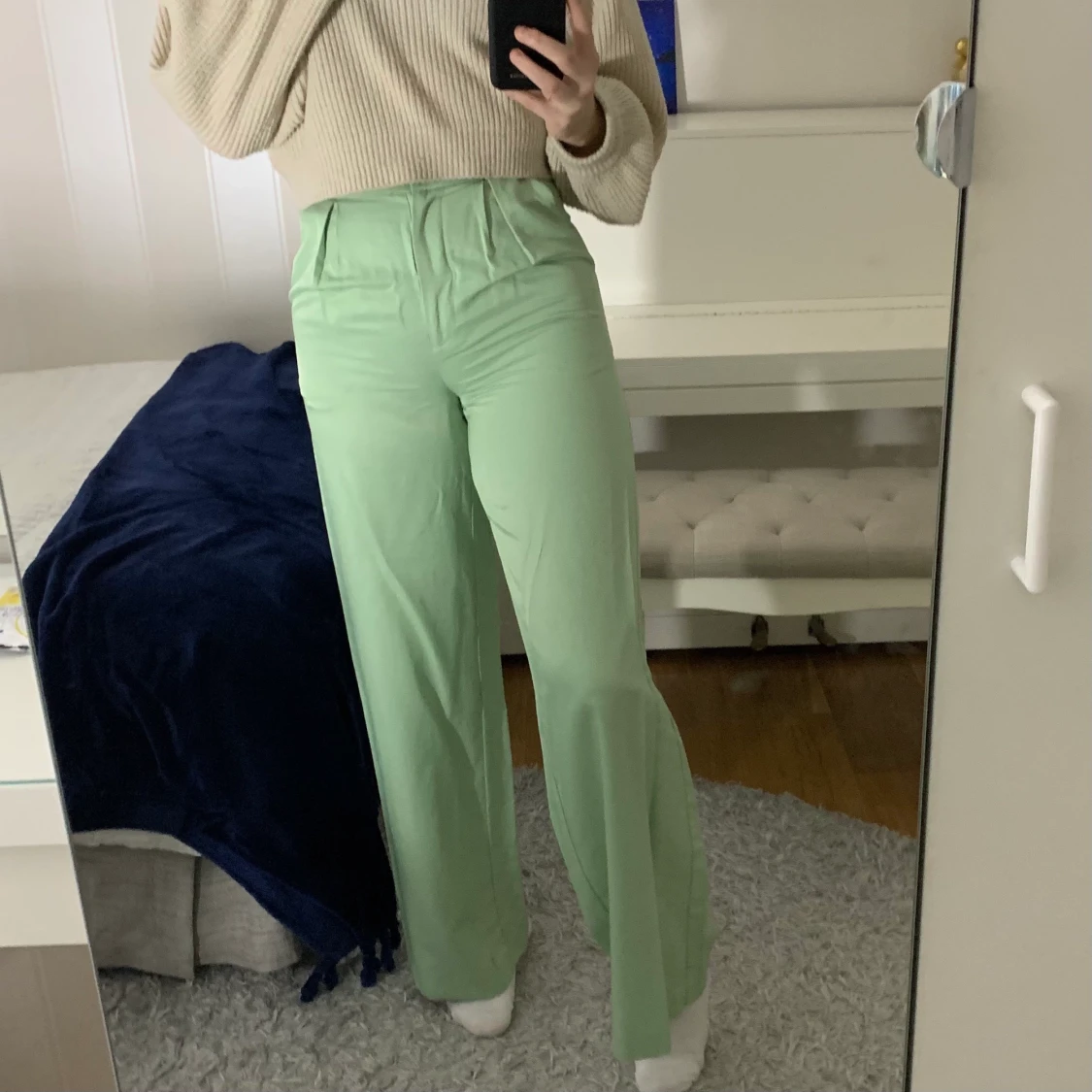 Gröna byxor med vida ben från NAKD