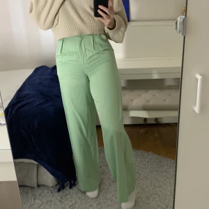 Gröna byxor med vida ben från NAKD - Riktigt snygga gröna byxor med vida ben från NAKD😊🍀 Storlek 34, vilket motsvarar XS och jag säljer pga fel storlek för mig. Finns en fläck längst ner på vänster ben, inget som jag tycker syns. Köparen står för frakten, 45 kr, eller så kan jag mötas i Gävle💌🤗 Pris 80kr exklusive frakt