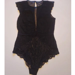 H&M spetsbody strl M - En svart spetsbody köpt på H&M för några år sedan. Sparsamt använd och fortfarande i väldigt bra skick!