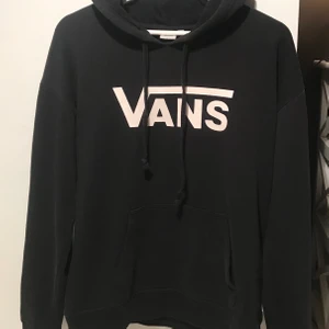 Vans hoodie - En välbehållen Vans hoodie. Schackmönster på båda ärmarna. 🖤
