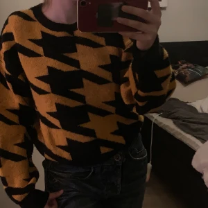 Stickad tröja - Söt stickad gul och svart tröja i fint skick från ASOS. Köpt ganska nyligen