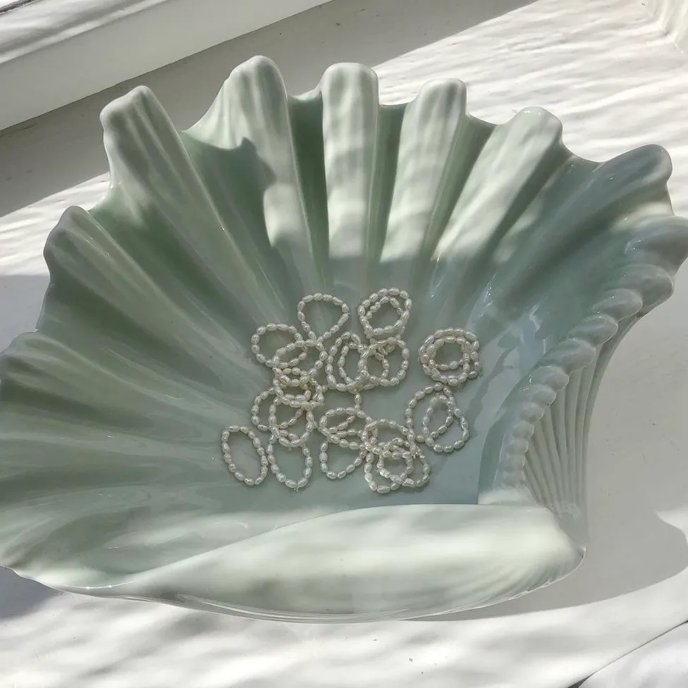 Kolla in mer på min Instagram @aliceruthjewelry 🌟 Säljer och gör dessa ringar på beställning av äkta Sötvattenspärlor!                                                                 Storlek är valfri🥰 exempel på storlek:                                                               S - 5cm M - 5,5cm L - 6cm                                                                             Man kan även komma med egna mått!. Accessoarer.