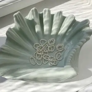 Kolla in mer på min Instagram @aliceruthjewelry 🌟 Säljer och gör dessa ringar på beställning av äkta Sötvattenspärlor!                                                                 Storlek är valfri🥰 exempel på storlek:                                                               S - 5cm M - 5,5cm L - 6cm                                                                             Man kan även komma med egna mått!
