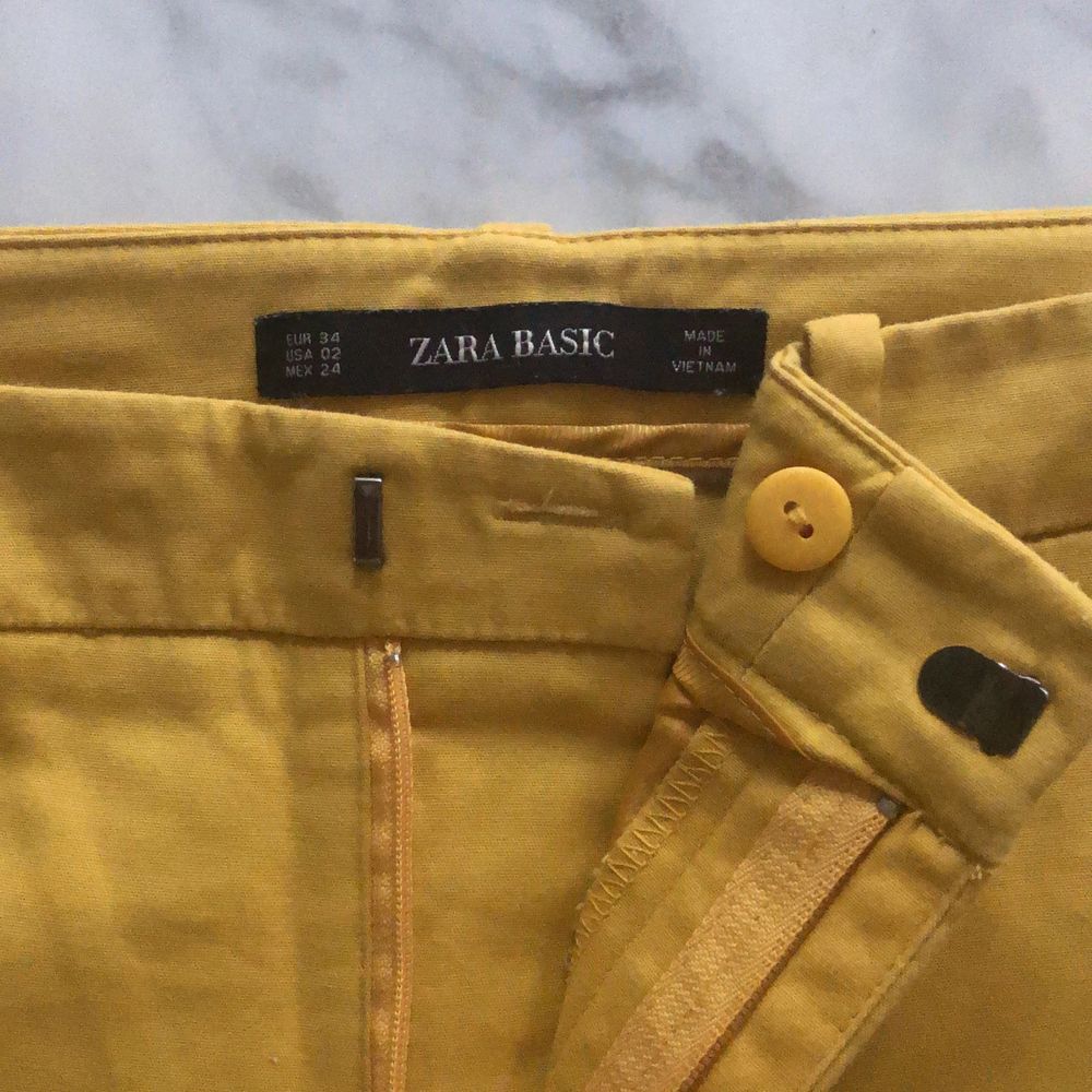 Gula kostymbyxor - Zara | Plick Second Hand