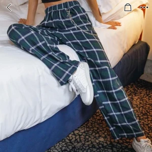 Fina mjukisbyxor! 💚 - Jättefina, gröna mjukisbyxor från SHEIN! Knappt använda, i storlek XS! Meddela om intresse 😁 Man kan även kontakta mig på Instagram för mer bilder! ❌OBS❌ Kedja ingår ej!