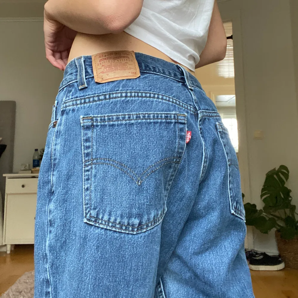 Vintage jeans från Levi’s med låg midja! Jag på bilden är 170 cm, men de passar både längre och kortare personer beroende på hur man vill att de ska sitta. W30, så hänger ganska löst på mig som vanligtvis har XS/S i byxor💘 Högsta bud: 550 kr . Jeans & Byxor.