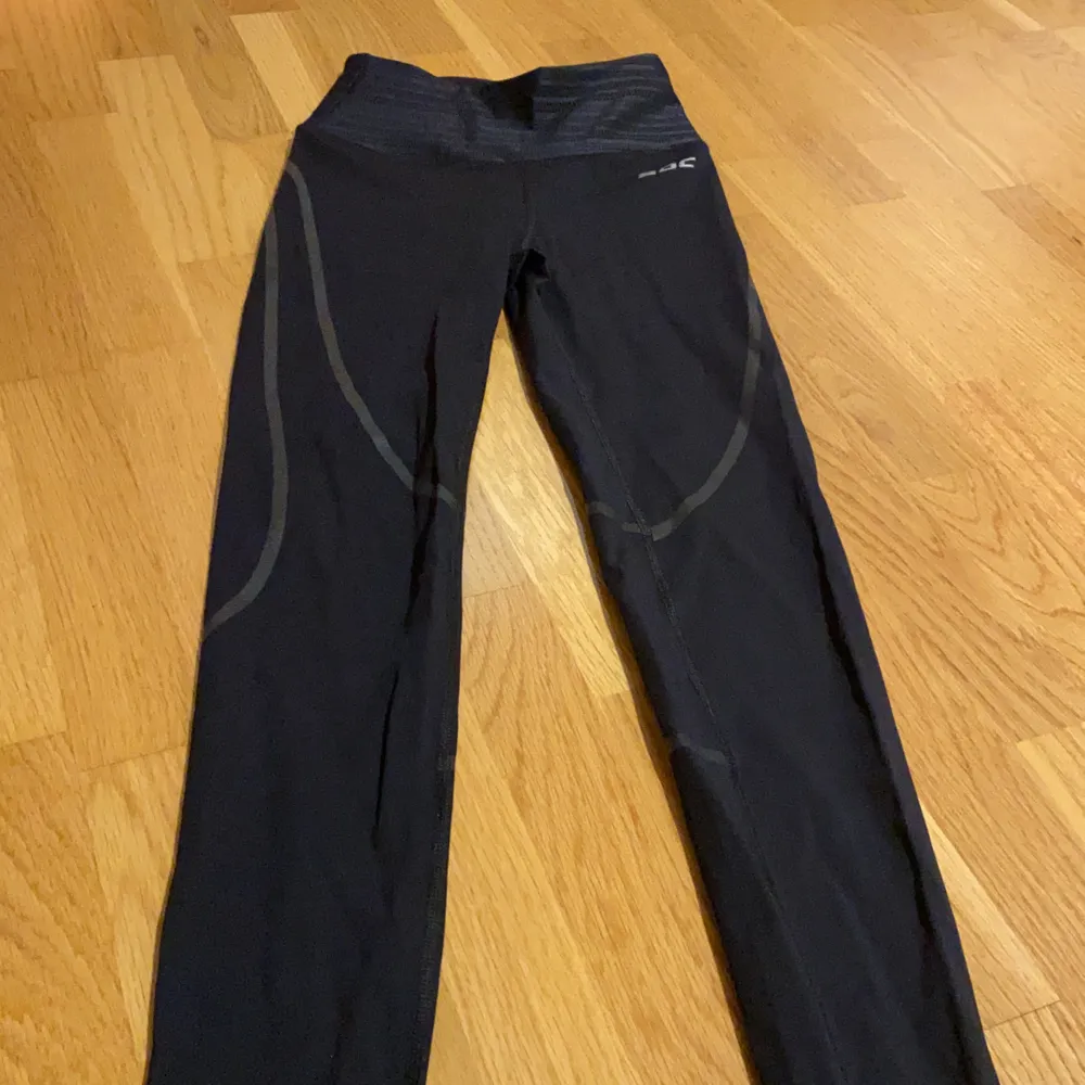 Ett par träningstights som jag endast använt en gång. Svarta med detaljer på (som på bilden) och högmidjade.. Jeans & Byxor.