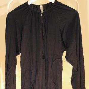 Svart blus från Hunkydory - Svart tröja från Honkydory i fint skick. storlek:M Direkt pris: 35 kr, Skriv buden till mig privat eller kommentera på bilden! Buda med minst 5kr varje gång ✨(Alla bud är välkomna) Köpare står för frakten (Du bestämmer vilket paket så länge det uppfyller vikt och storleks kraven)