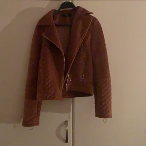 Jacka - Säljer denna hackande den ej använda längre! Unge tecken på användning eller något sånt. Köpt från sisterspoint för 2 år sedan för ungefär 600-900 kommer inte riktigt ihåg. Den är i skinnjacka modell men i ett annat tyg! 