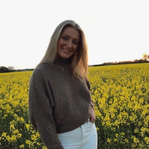 Brun stickad tröja - En brun snygg och enkel stickad tröja!