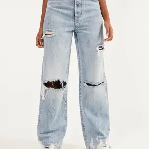 Ljusblå slitna vidare jeans från bershka i storlek 38. Använda 4-5 gånger. 300kr eller bud. Frakt 50kr.