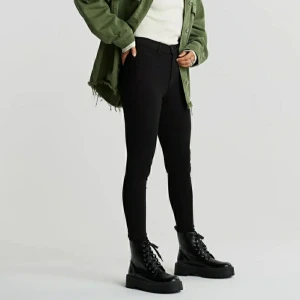 Svarta skinny jeans - Svarta skinny jenas från gina i modellen Molly. Använda antal gånger, men fortfarande i gott skick. (Finns ett mycket litet hål på vänster lår, men syns knappt) ord. Pris: 300