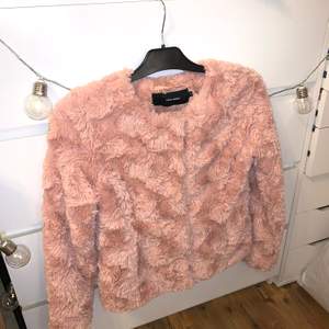 Säljer en rosa ”fluff” jacka från vero moda i storleken XS. Mitt pris 50kr + frakt💕