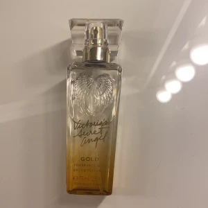 Victoria Secret Parfym - Säljer denna parfymen från Victoria secret! Aldrig använd, så allt innehåll är kvar! Luktar skit gott men har för många parfymer! Har använt en hel flaska innan denna och fått många komplimanger för att jag luktar gott när jag haft den 💝