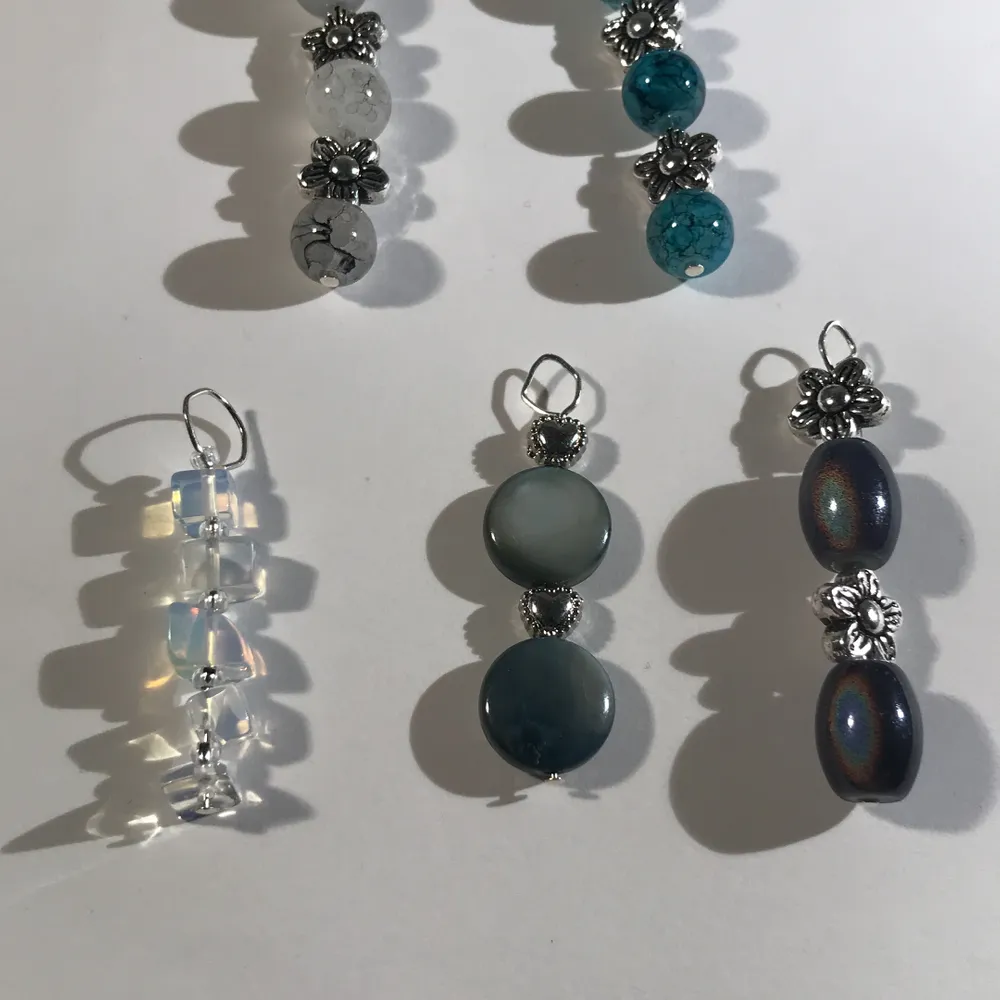 Dessa berlocker jag har gjort kan jag göra till örhängen eller halsband eller båda om man vill:) Halsband: jag har svart guld och silver kedja det kostar lite mer då. Har även tråd i brunt, glansigt svart, svart det kostar inte lika mycket som kedja. Har lrhängen i svart, silver och guld. Örhängen 35kr halsband av kedja 40kr halsband av tråd 30kr . Asusteet.