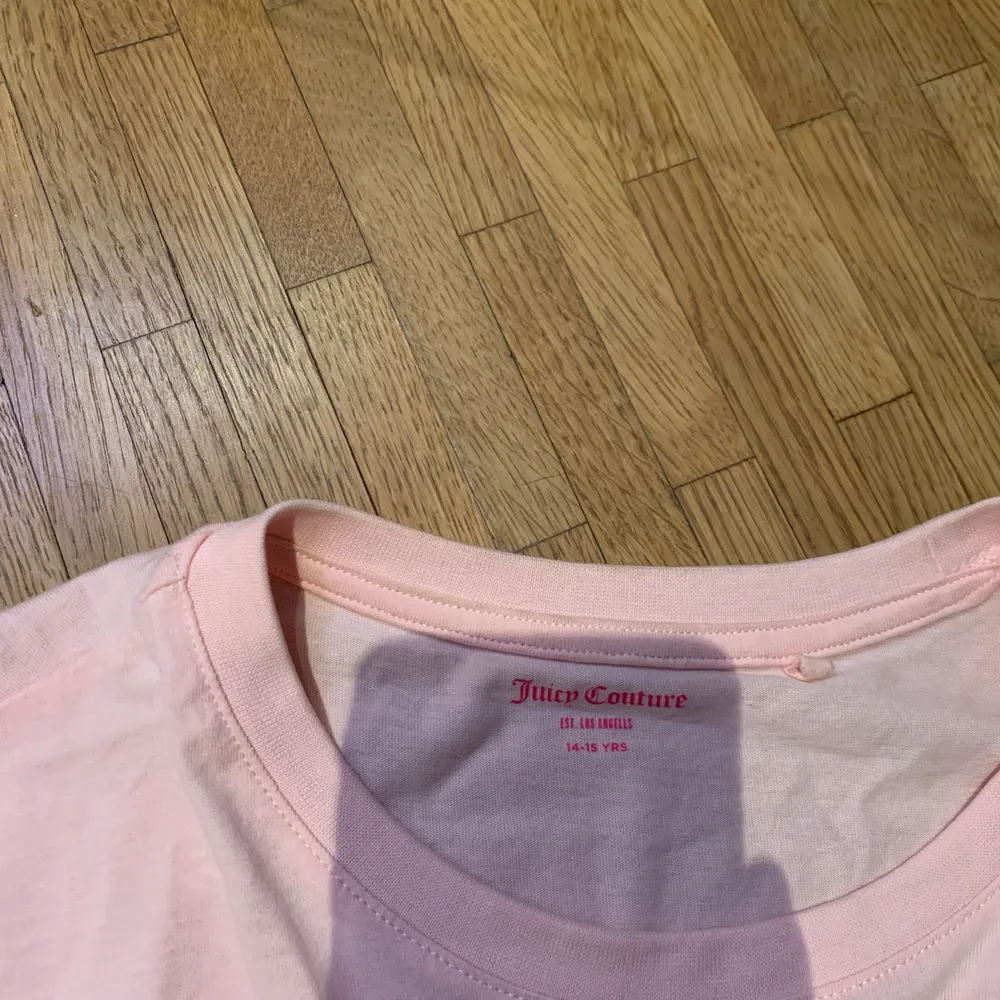 Säljer min supercoola och trendiga t-shirt från juicy couture❤️ Har klippt den själv då jag ville ha den lite kortare✨ Tröjan är ifrån barnavdelningen men den sitter väldigt bra ändå😎 skeiv gärna för föer frågor eller bilder💕. T-shirts.