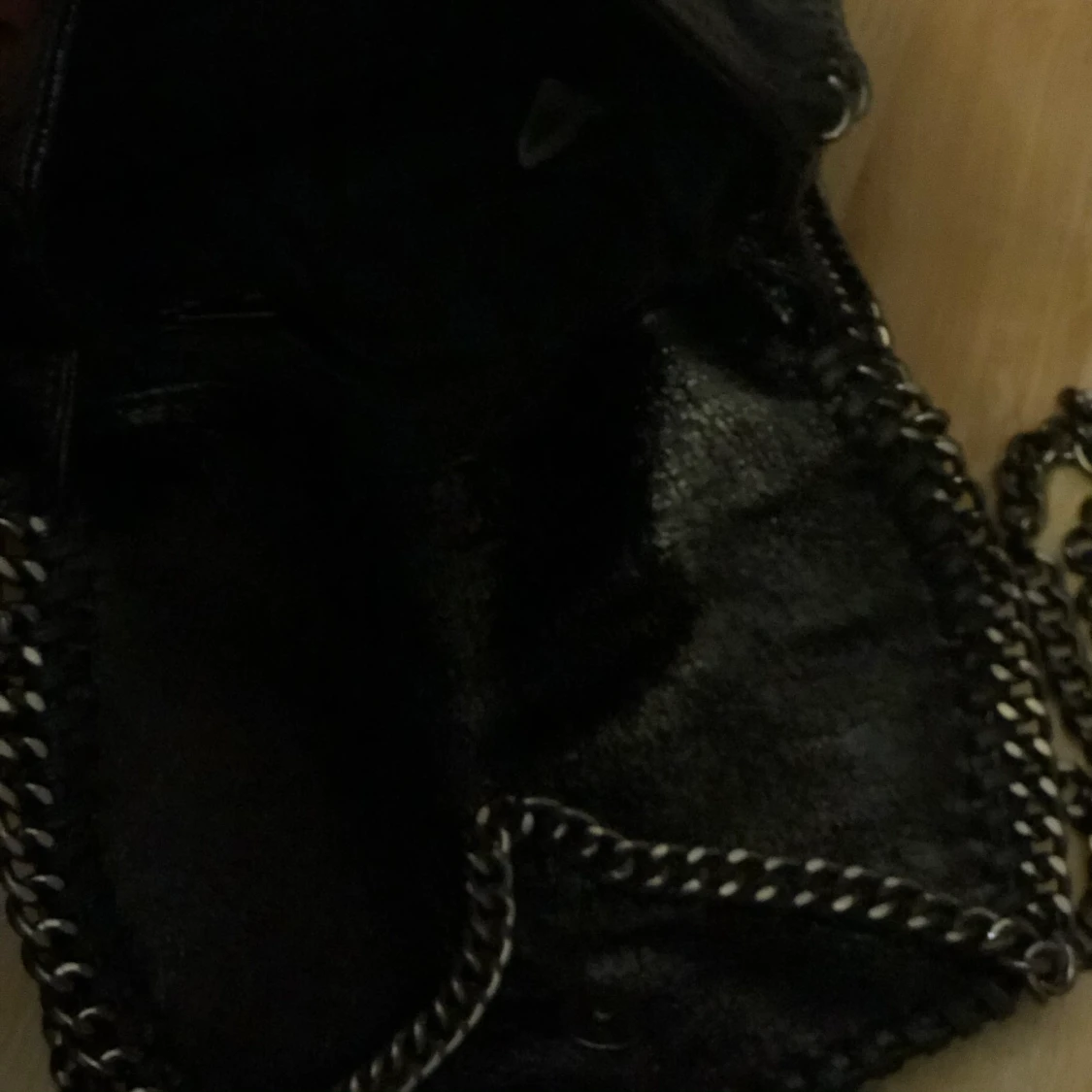 Svart glittrig väska med kedja - 91