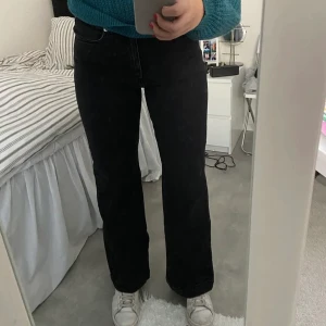 Svarta Jeans - Snygga svarta jeans från Carin Wester! Säljer då jag har ett par andra svarta som jag använder mer! Nypris 599, säljer för 250 + frakt🤍