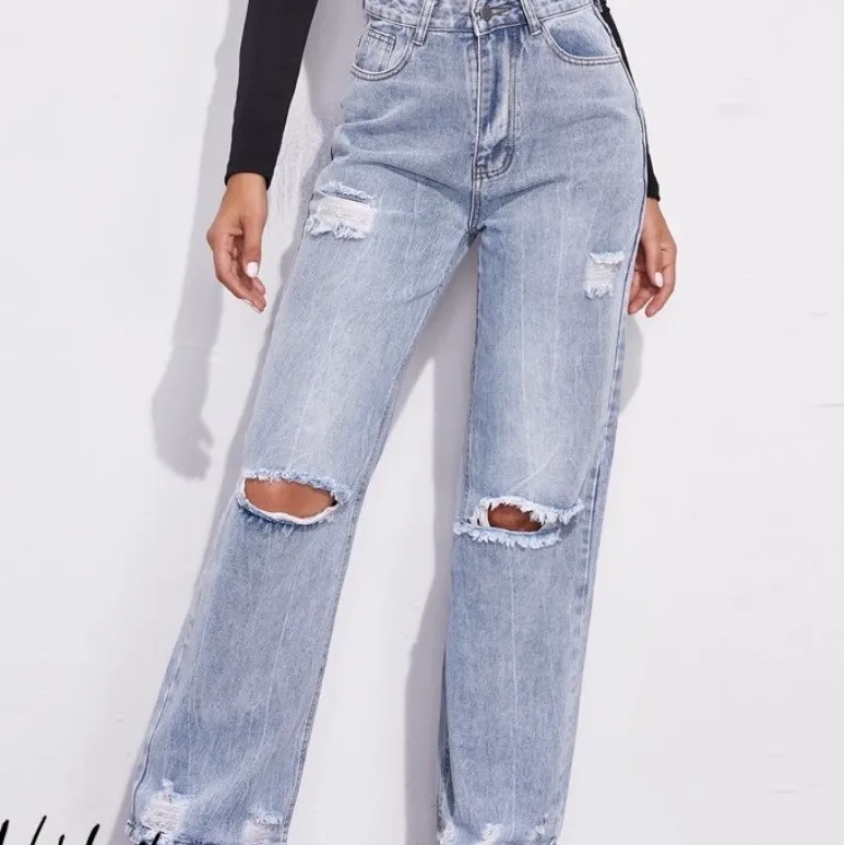Skitsnygga jeans som tyvärr inte passade mig så hoppas dom passar någon annan då som är riktigt snygga 😫🧚🏽‍♀️💙. Jeans & Byxor.