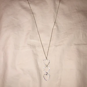 Hjärt - halsband!🤍🤍🤍 - Jättefint halsband med 3 hjärtan på rak! Tyvärr har det ramlat ut en liten diamant från hjärtat i mitten å hjärtat längst ner! Men förutom dessa 2 sitter alla kvar som sten 😁 Är inte denna perfekt nu är det börjar närma sig alla ❤️ dag?😉😍 Kontakta mig gärna vid intresse!