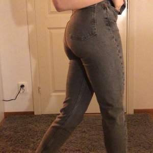 Gråa jeans från Zara storlek 38, korta ben (modell 1,72), lite stretch, nött modell men inga skador, fina men kommer inte till användning, nypris:498kr