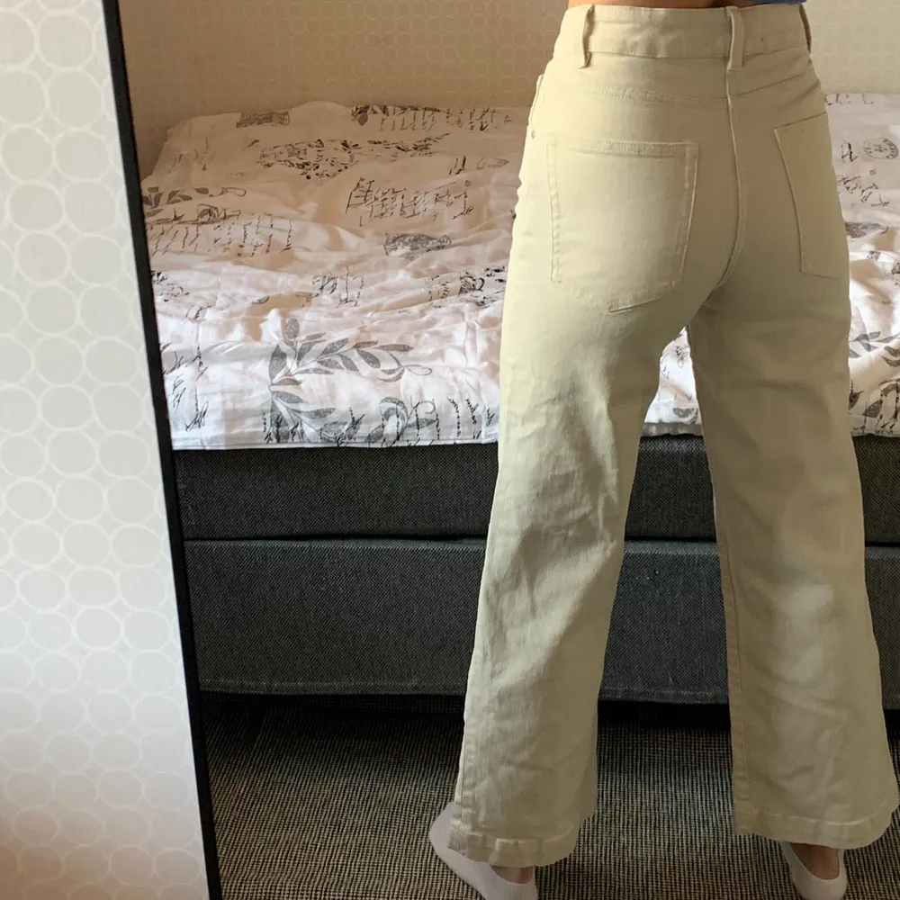 Off white jeans från carlings, jag är 164 lång. Knappt använda då jag har andra liknande jeans. Frakt tillkommer på 66kr spårbart. . Jeans & Byxor.