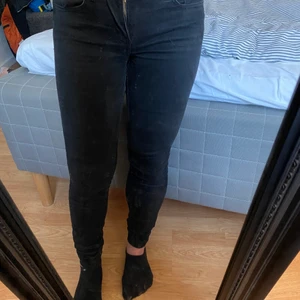 Levis 710 super skinny  - Svarta Levis jeans i storlek 24. Säljer dessa eftersom de är en aningen för små för mig. Köparen står för frakt :)