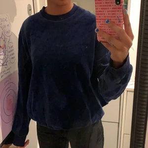 Crewneck - Marinblå velvet crewneck, köpt för 300, knappt använd, väldigt bra skick, kan mötas och frakta