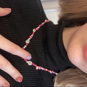 Handgjorda halsband  - Jag säljer handgjorda halsband, armband och ringar här och på @ebbasparlor! Här är en ny teknik med blommor jag lärt mig som man nu kan beställa❤️