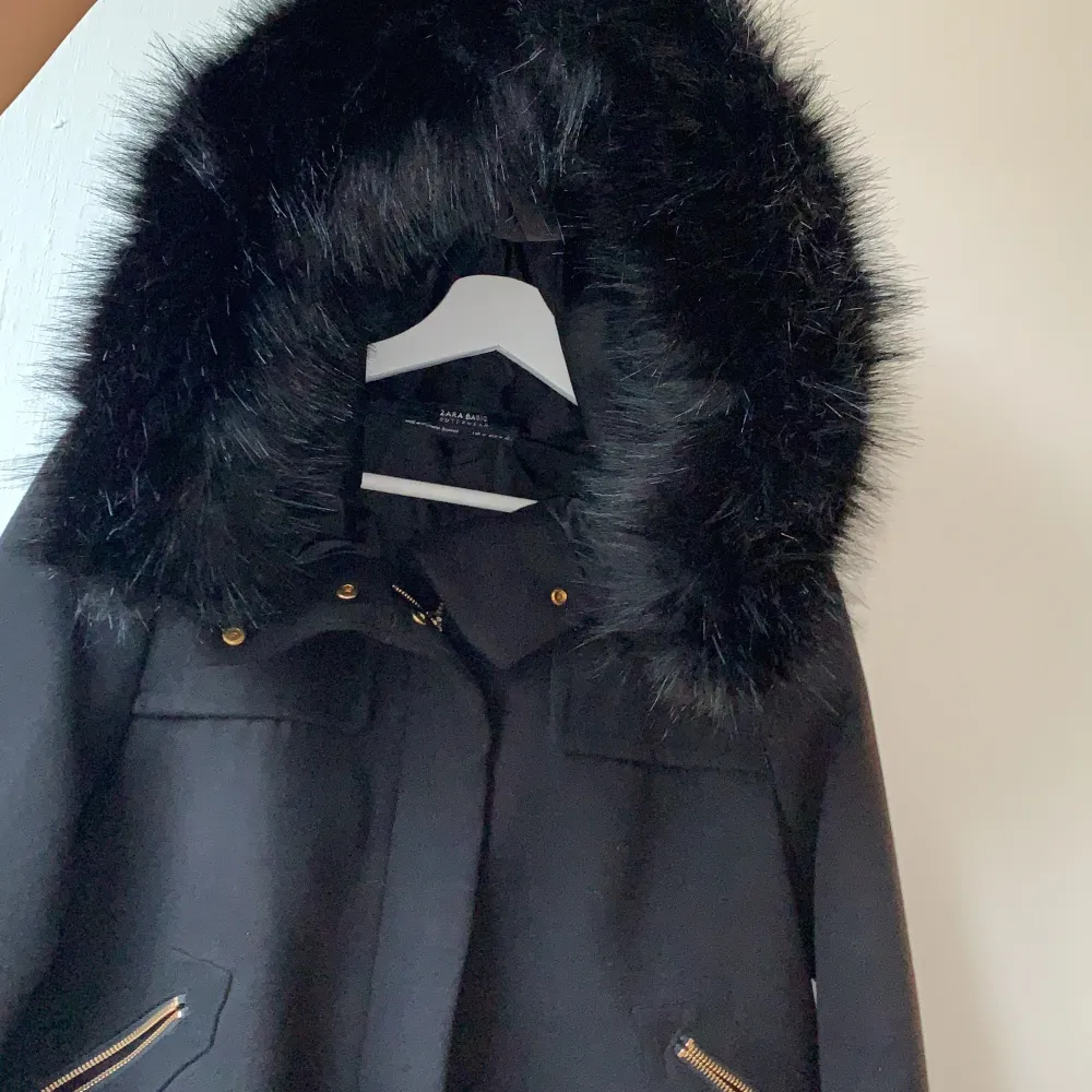 En svart Zara jacka i fint skick. Säljes för har ingen användning av den. Pälsen är fake men mjuk och fluffig. Ordinarepris 599kr säljes för 250kr + frakt. Storlek M. Takit.