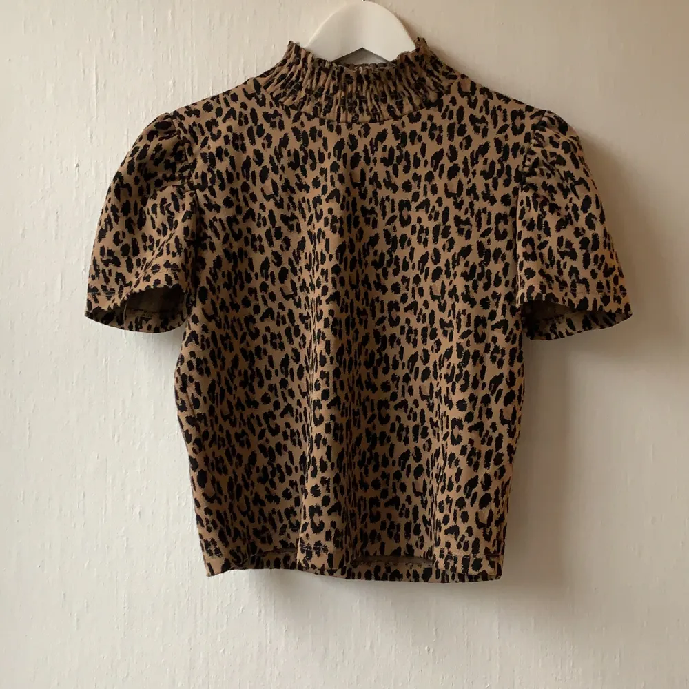 En fin leopard tröja från Zara. Ordinarepris 199kr säljes för 30kr+frakt.  Storlek M. Toppar.