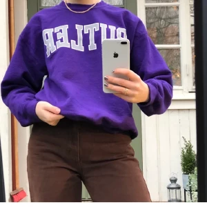 Lila sweatshirt  - Lila sweatshirt från plick (första bilden är lånad från den jag köpte av) jätte snygg skriv om ni vill ha fler bilder💕💕